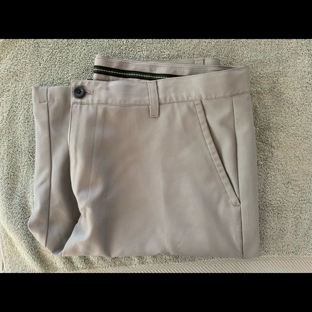 IZOD Golf Men’s golf shorts